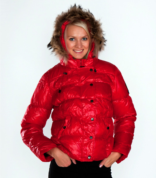 Цветной акцент на зимних вещах